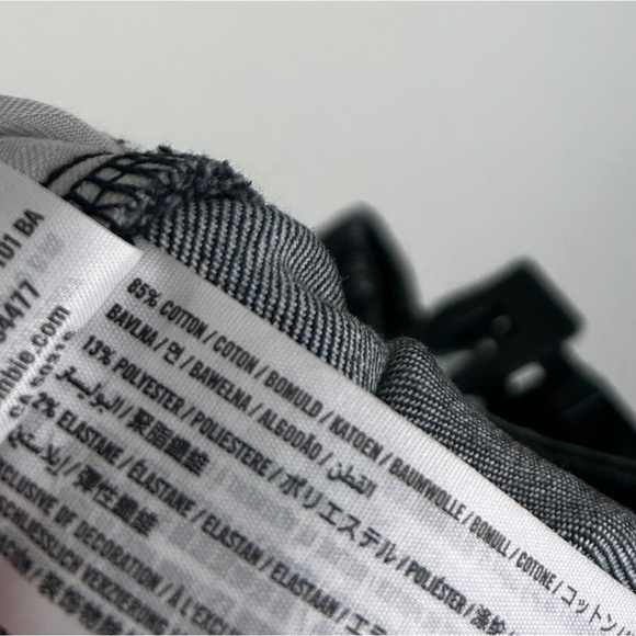 Abercrombie & Fitch High Rise Cropped Flare Jean Black Wash Raw Hem 24 short - Picture 5 of 7